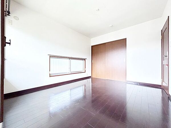 【洋室】2階南向き6帖洋室の写真です。室内には2方に面して窓があり広々とした印象のお部屋です。広いお部屋はご夫婦の寝室にも良いですね。