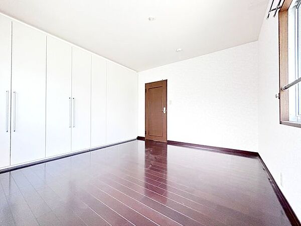 【洋室】2階北東側5.78帖洋室の写真です。コンパクトなお部屋は自室利用はもちろん、書斎としても活用できます。