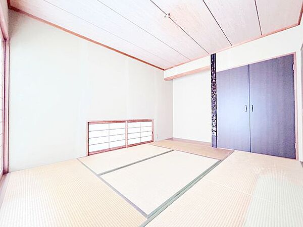 【和室】1階東向き6畳和室の写真です。床が柔らかいので、お子様の遊び部屋にも使用できます。遊び疲れたらそのままお昼寝もできますよ。
