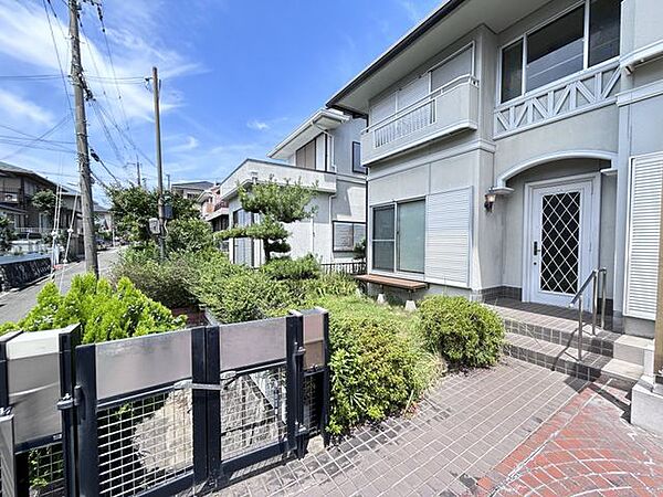【庭】南向きのお庭です。広々としたお庭で家庭菜園やガーデニングはいかがですか。