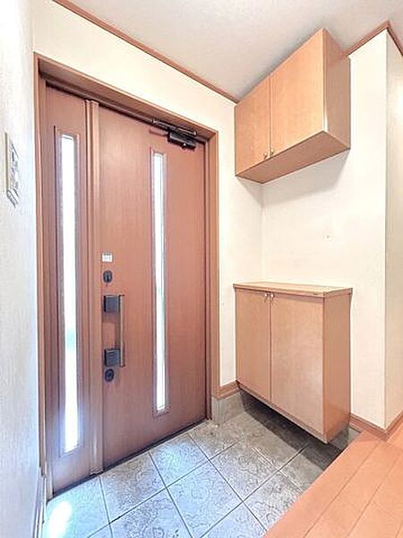 【玄関】玄関別角度からの写真です。玄関はお家の顔となる部分、お客様が最初に目にする場所だからこそ、第一印象が大切ですね。