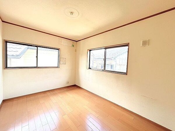 【洋室】2階南西向き約6帖の洋室です。窓からはあたたかな陽射しと心地いい風を確保。明るく気持ちのいい室内になっています。