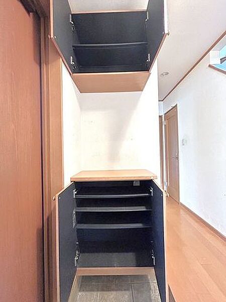 【玄関収納】シューズボックスの写真です。ご家族のお履き物がたくさん収納できますので玄関周りがすっきりしますよ。