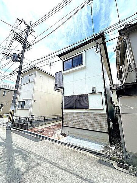 【外観】外観別角度の写真です。明るさと清潔感を大切にしたシンプルな外観フォルムが魅力の住宅です。ずっと住むお家だからこそシンプルなものを選びたくなりますね。