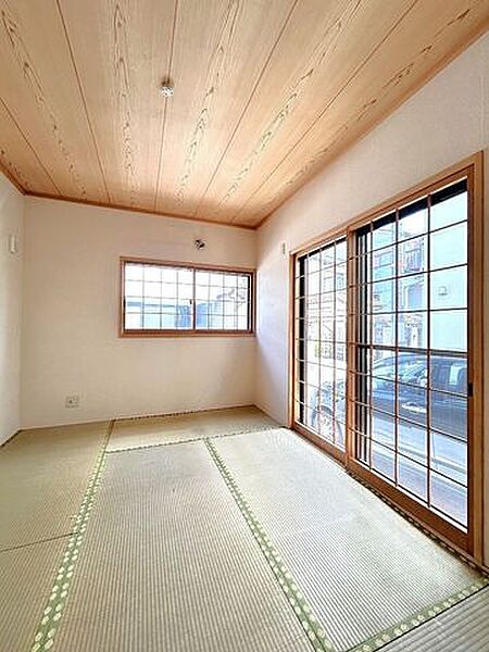 【和室】1階北側6畳和室の写真です。床が柔らかいので、お子様の遊び部屋にも使用できます。遊び疲れたらそのままお昼寝もできますよ。