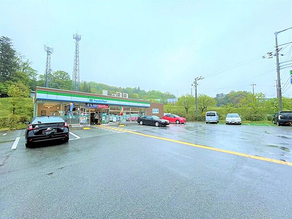 【コンビニ】ファミリーマート 西宮名塩店まで約1300ｍ（徒歩約17分）です。24時間営業なので、時間を気にせず各種支払やちょっとした買い物に行けるのも便利ですね。