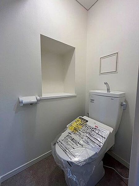 トイレ新品交換しております。