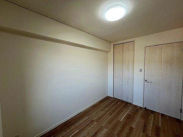 白を基調とした建具で明るい印象の洋室です。