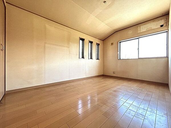 【洋室】2階東向き6.75帖洋室です。室内には2面に窓があり広々とした印象のお部屋です。広々としたお部屋はご夫婦の寝室にいかがですか。