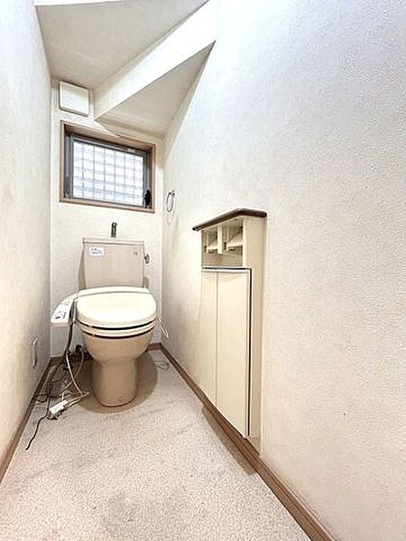 【トイレ】トイレは温水洗浄機能付き。窓も付いていますので換気もラクラクです。床は水に強くお手入れしやすいクッションフロアでお掃除がはかどりますね。