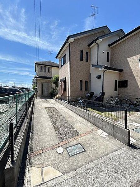 【外観】当該物件は北の道路に面しています。前面道路は幅員約10ｍと広くゆとりがある為、駐車もしやすいですよ。