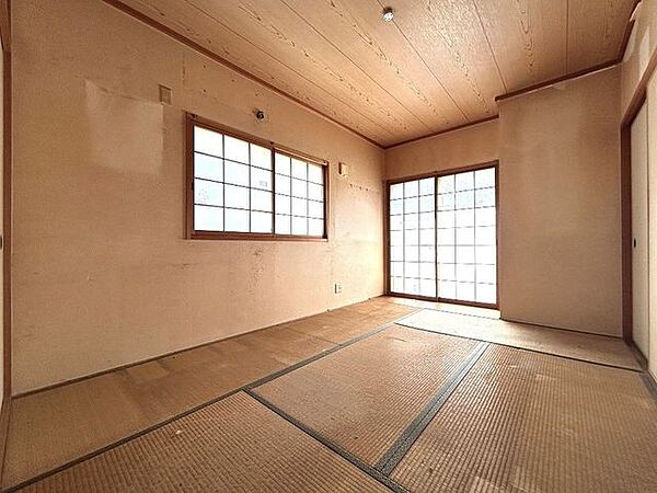 【和室】1階南向き6畳和室の写真です。1階の和室は客間としても利用できます。押入もありますので来客用の布団や座布団を仕舞っておけますよ。