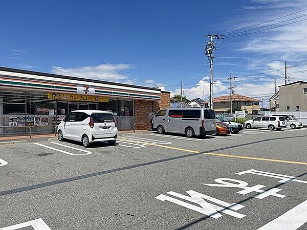 【コンビニ】セブンイレブン伊丹南野5丁目店まで約350ｍ(徒歩約5分)です。24時間営業なので、時間を気にせず各種支払やちょっとした買い物に行けますね。