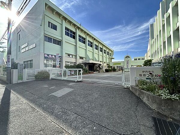 【中学校】伊丹市立笹原中学校まで約60ｍ（徒歩約1分）です。道路挟んで目の前なので、寝坊した朝でもなんとかなりそうです。