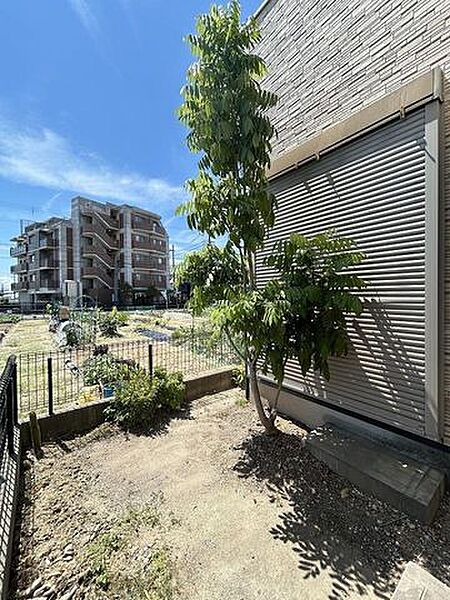 【庭】南に面して小さなお庭があります。南と東には日を遮る建物がないので、ちょっとしたガーデニング等楽しめそうですね。