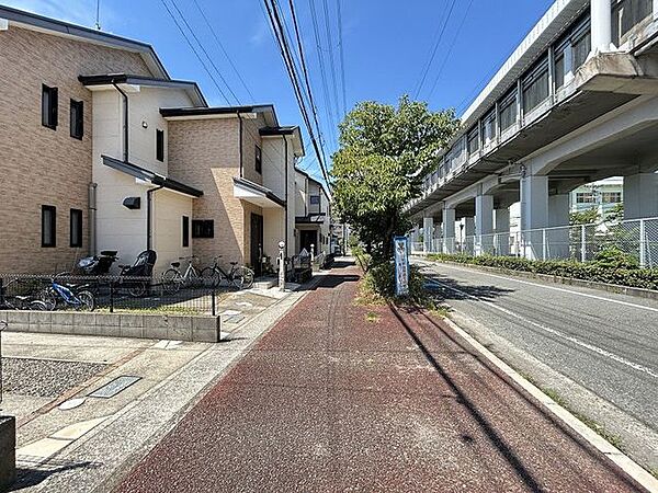【前面道路】当住宅は北道路に面しています。高架沿いですが走るのは新幹線なので走行音もあまり気になりませんよ。