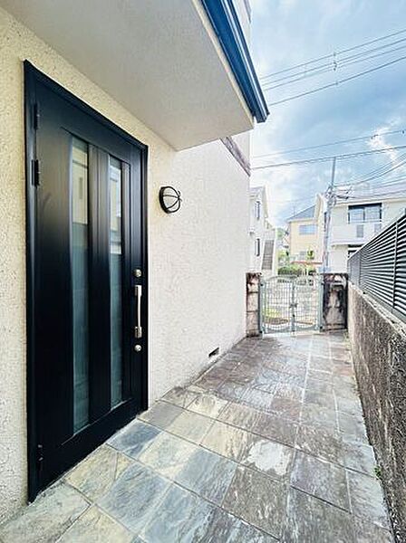 【玄関】玄関外観写真です。家族と来客をお出迎えする玄関は住宅の顔。洋風で開放感のある玄関は魅力的です。