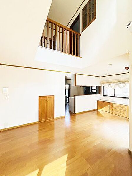 【吹抜け】南向き約23帖のリビングには吹抜けがあります。上下階をつなぐ大きな空間に光と風を取り込み、明るく開放的な住空間を実現しています。