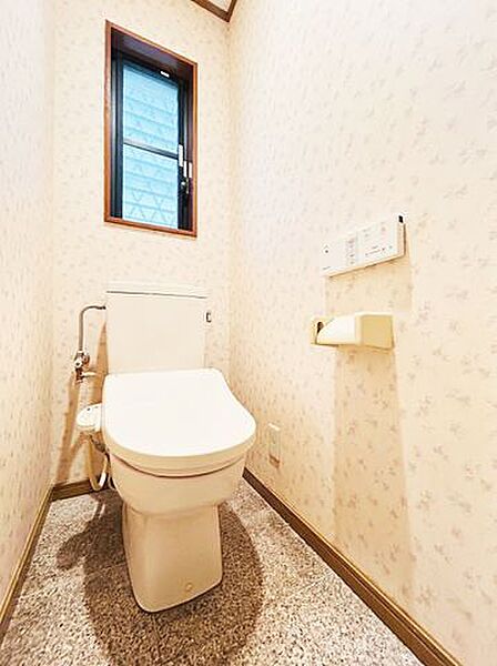 【トイレ】トイレは温水洗浄機能付き。小窓がございますので、そこを開ければトイレ内の換気もでき同時に柔らかな陽射しも確保できますよ。
