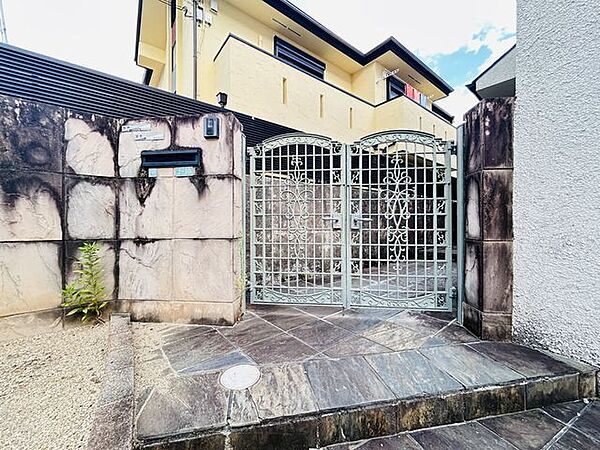 【玄関】階段上った先にある門の写真です。玄関はお家の顔となる部分、お客様が最初に目にする場所だからこそ、第一印象が大切ですね。