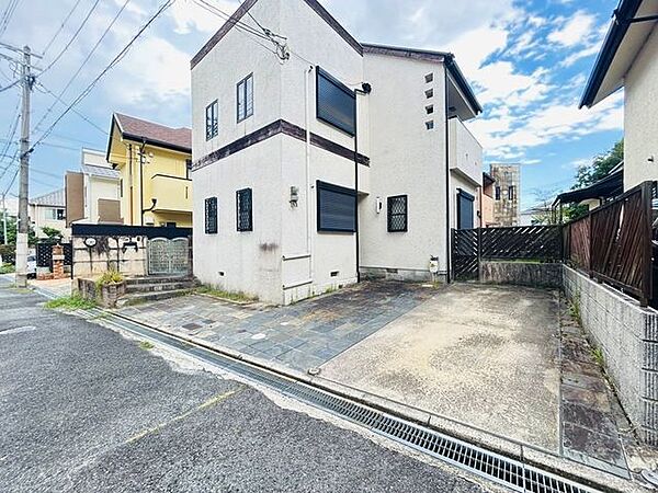 【駐車場】駐車場の写真です。普通車並列2台と横付け1台の計3台駐車可能です。運転の苦手な方でもゆったり停めることが出来ますよ。