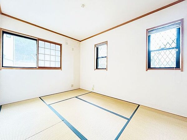 【和室】1階6畳和室の写真です。来客があった際に他のお部屋を通らず玄関から直接案内する事ができるので客間としても使用できますよ。