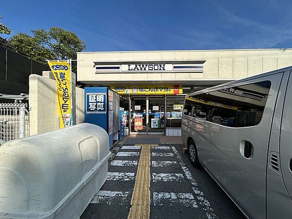 【コンビニ】ローソン 上ヶ原二番町店で約1000ｍ（徒歩約13分）です。24時間営業なので、時間を気にせず各種支払やちょっとした買い物に行けるのも便利ですね。