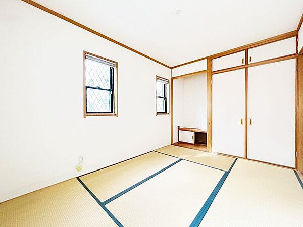 【和室】1階6側和室の別角度のお写真です。寝転びながら本を読んでも床が柔らかい畳なら体への負担も少ないですよ。