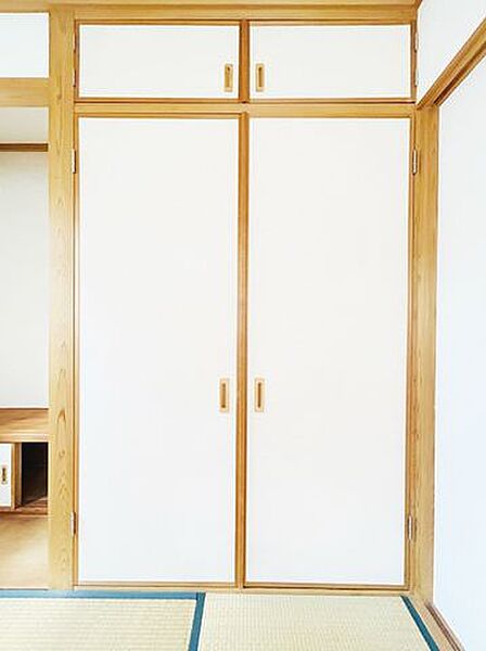【収納】1階西側和室収納の写真です。広々とした収納空間は様々な用途で使用可能ですよ。