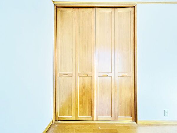 【収納】2階洋室収納の写真です。折れ戸ぎりぎりまで家具を置くことができ、いろいろなレイアウトを楽しめそうですね。