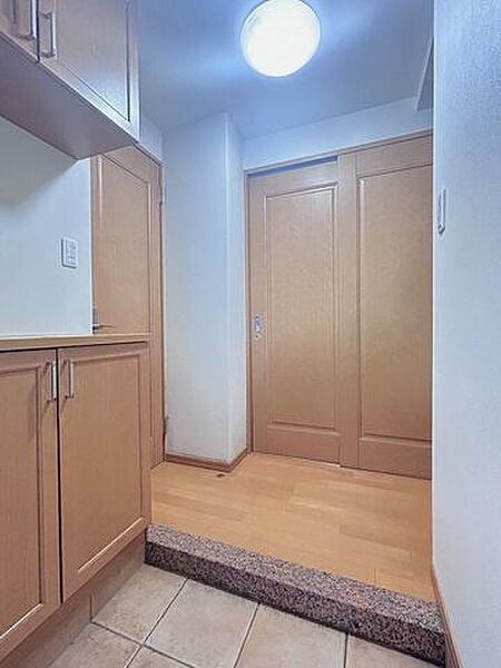 【玄関】玄関内観写真です。家族と来客をお出迎えする玄関は住宅の顔。明るく清潔感漂う空間が気持ちいいですね。