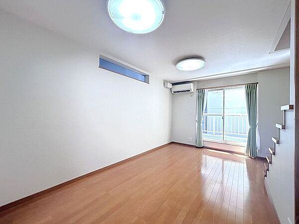 【リビング】南向き約15帖のLDKの写真です。南側の大きな窓からはお日さまからの光をたっぷり確保。家族が集まるリビングは明るく開放的な印象になっています。