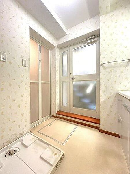 【洗面所】1階洗面所別角度の写真です。洗面所の勝手口からすぐ建物南側の空間に出られます。お洗濯物もそちらで干すことができますよ。