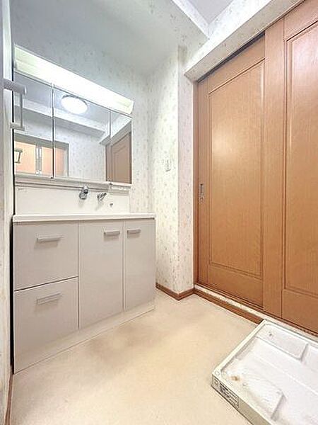 【洗面所】洗面所の写真です。帰ってきたらすぐ「手洗いうがい」の習慣を。毎日の習慣が風邪予防にもつながります。お子様だけでなく家族みんなで取り組めたらいいですね。
