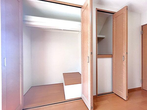 【収納】3階南側洋室の収納の写真です。洋服がたくさんあってもキッチリ片付ける事ができ、お部屋を有意義に使うことができますよ。