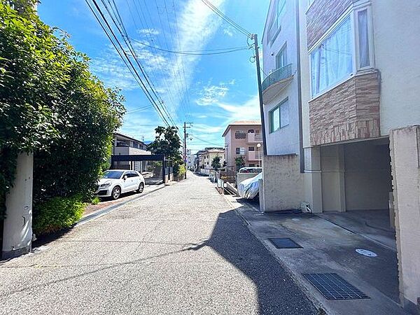 【前面道路】当住宅は北側道路に面しています。住宅街で車の出入りも少ないので安心ですね。