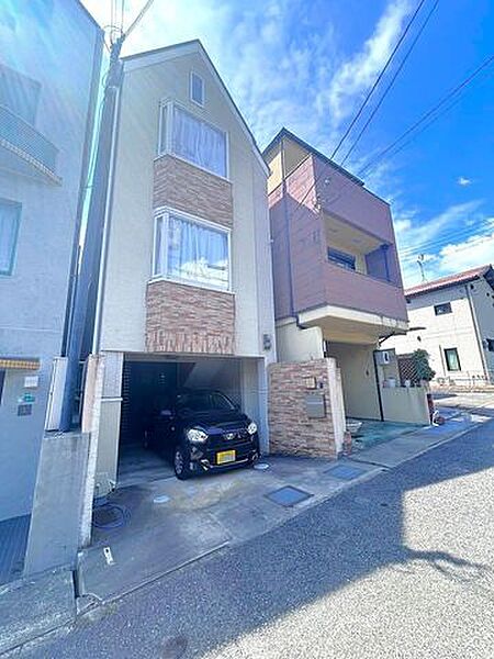 【外観】外観別角度の写真です。明るさと清潔感を大切にしたシンプルな外観フォルムが魅力の住宅です。ずっと住むお家だからこそシンプルなものを選びたくなりますね。