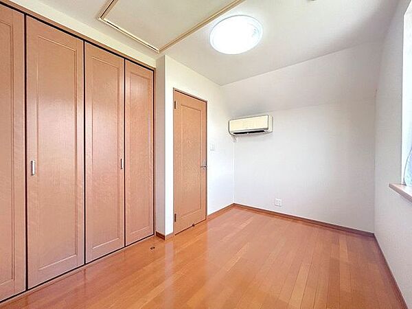 【洋室】3階北側洋室の写真です。生活に合わせたお部屋の使い方で心地いい住まいづくりをお楽しみいただけますよ。
