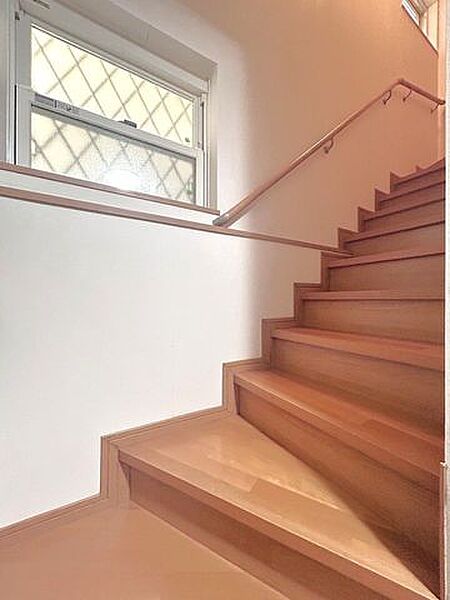 【階段】1階から2階へ上がる階段の写真です。幅が少し広くゆとりがございますので、小さなお子さんや、お年を召した方も安心して上り下り出来ますよ。
