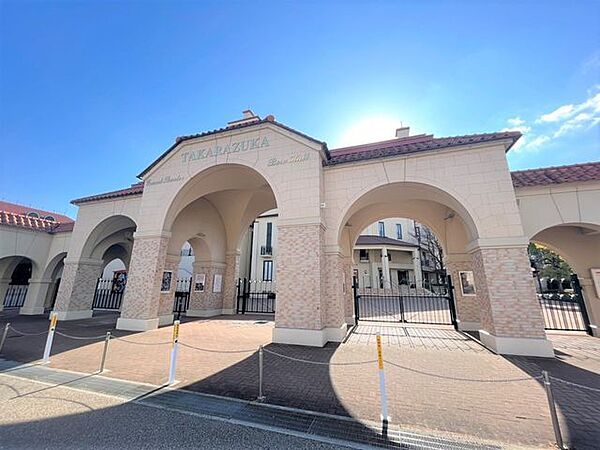宝塚歌劇の殿堂 【宝塚大劇場】宝塚大劇場まで約1400ｍ（徒歩約18分）です。