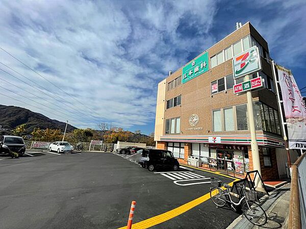 【コンビニ】セブンイレブン宝塚すみれガ丘1丁目店まで650ｍ（徒歩約9分）です。