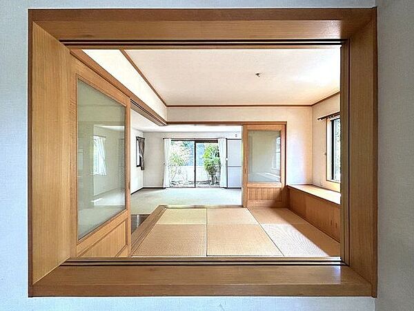 【和室】1階LDKと続き間の4.5畳和室の写真です。床が柔らかいので、お子様の遊び部屋にも使用できます。遊び疲れたらそのままお昼寝もできますよ。
