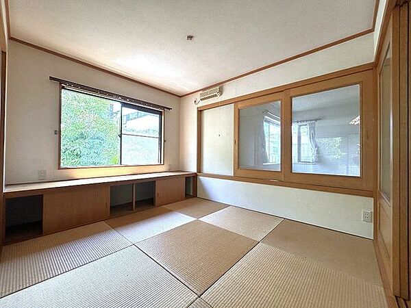 【和室】1階リビングと続き間になっている4.5畳和室別確度の写真です。ダイニングとの間には室内用の窓が付いています。開けておけばキッチン・ダイニングに居る家族や友人と談笑できますよ。