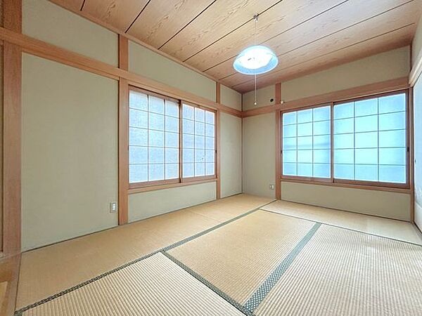 【和室】2階南向き6帖和室の写真です。室内には2方に面して窓があり広々とした印象のお部屋です