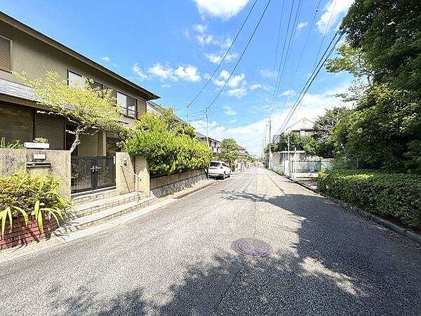 【前面道路】当住宅は南向きに位置しています。前面道路はそれぞれ幅員6ｍの公道に接しています。住宅街で車の出入りも少ないので安心ですね。