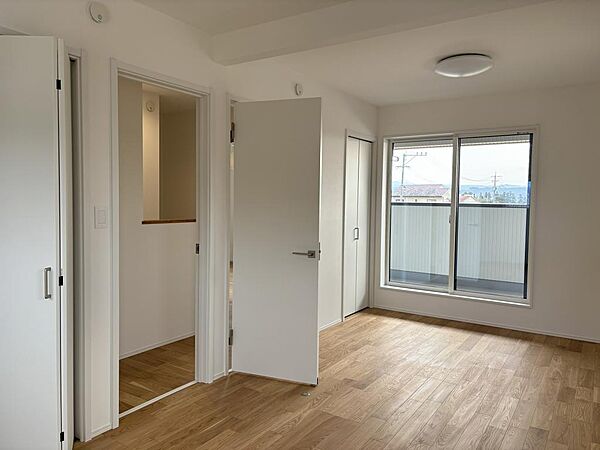 洋室A,B。壁を設けて２部屋にわけて使うことも可能です。