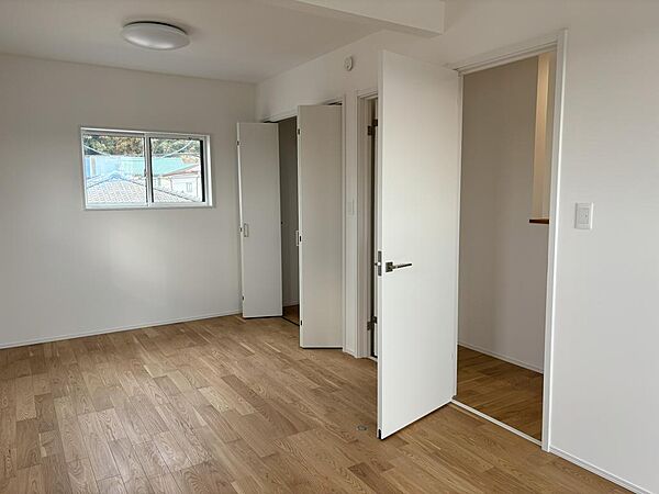 洋室A,B。壁を設けて２部屋にわけて使うことも可能です。