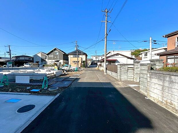 前面道路含む外観