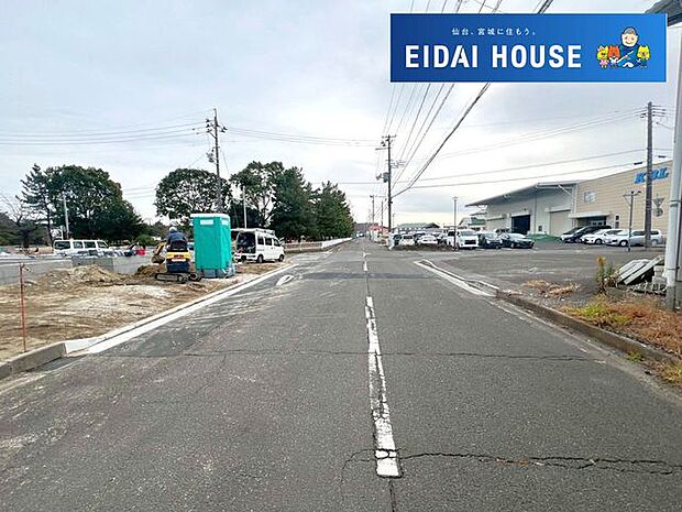 駐前面道路含む外観