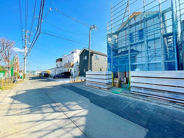 前面道路含む外観